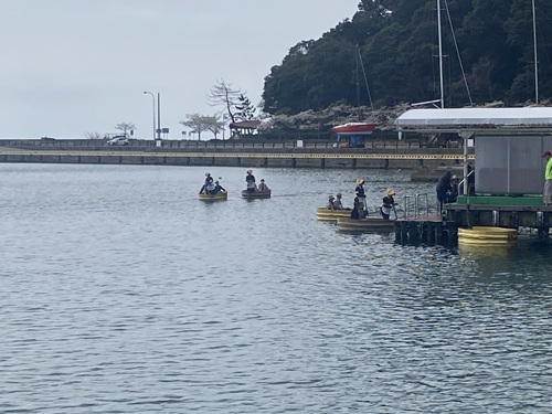 海でたらい舟に乗る人たち
