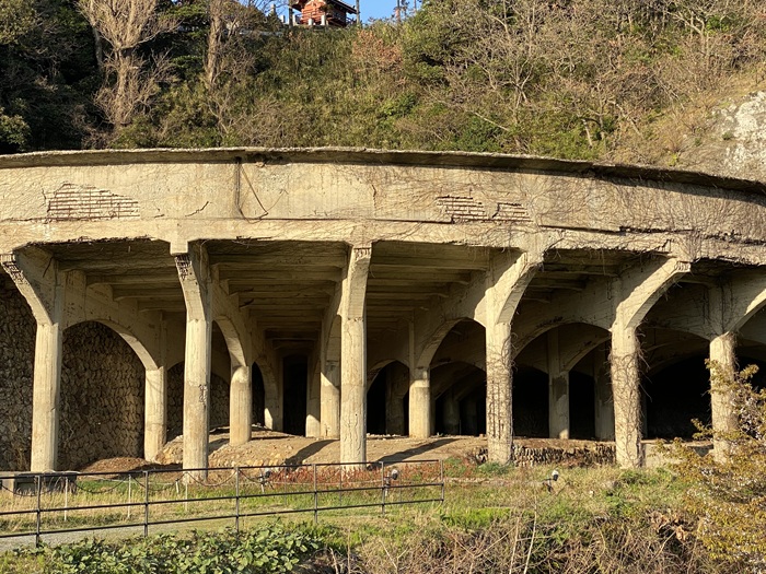 ローマの建築物のように見える50mシックナー
