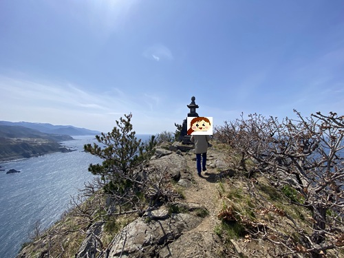 大野亀の頂上を行くさっとん