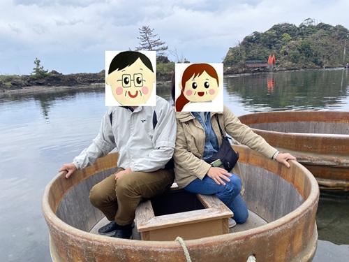たらい舟で記念撮影する夫さんとさっとん妻
